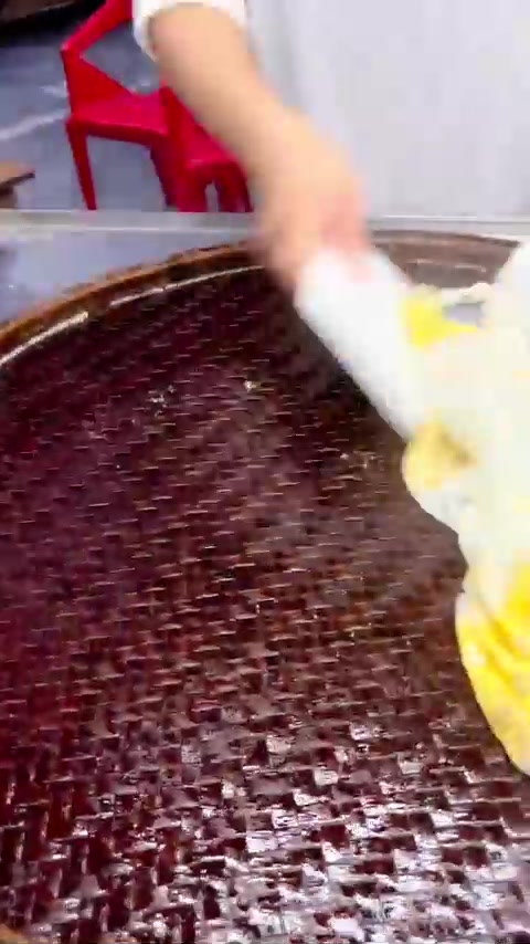 今天带大家看一下，一份10块钱的蛋肉肠粉成本究竟需要多少！