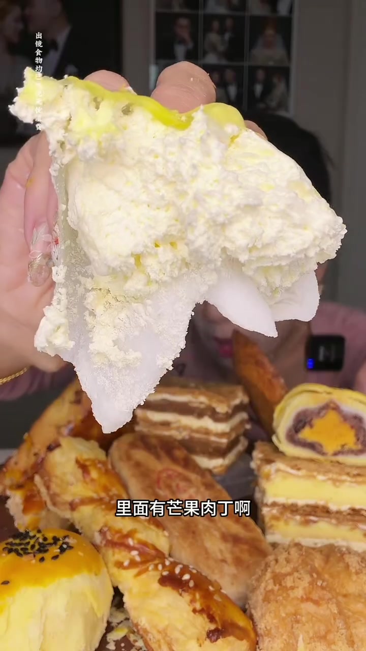 泸溪河糕点局蛋黄酥拿破仑牛舌饼司康梦龙卷椰蓉酥 #老式糕点吃一口幸福感满满 #泸溪河糕点 