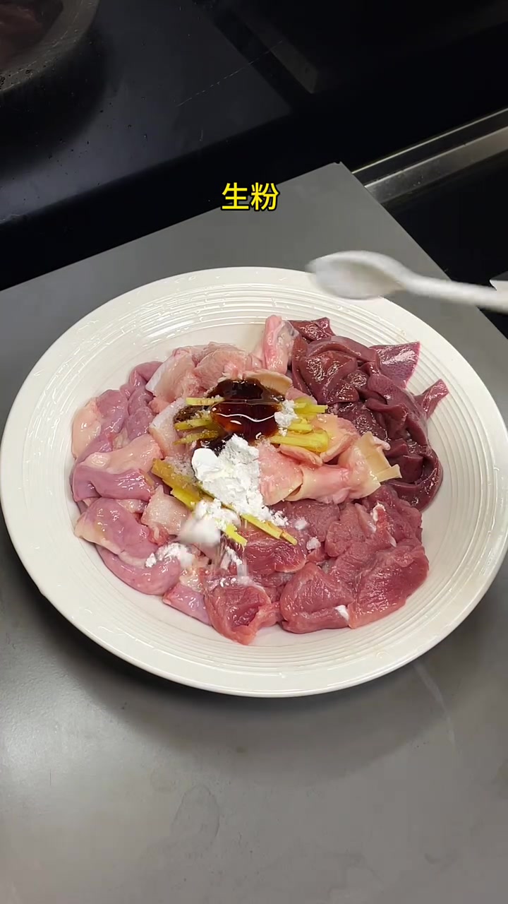 熬得浓稠的粥底，皮蛋绵密，猪杂脆嫩，一口下去超满足#砂锅粥 #猪杂粥#皮蛋 #美食教程