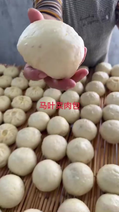 纯手工马叶菜肉馒头，草锅木柴蒸，有嚼劲的儿时味道