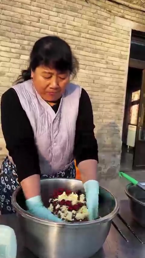 今天又准备的过年美食，蒸了一锅大黄米面黏糕