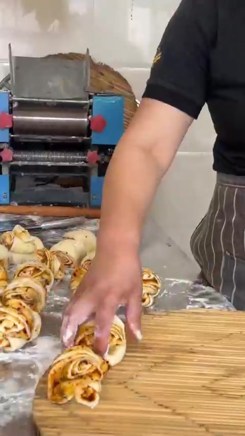 河南面食千千万，今天做辣子花卷，自家饭菜更美味