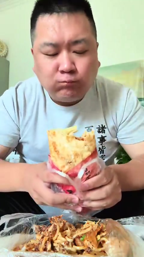 济南你能吃到量最足的熏肉大饼,再来一份鸡架拌面,真是吃美了