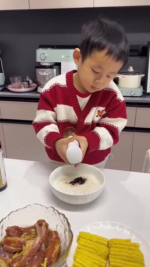 5岁小孩掌勺年夜饭，家人各出特色菜单