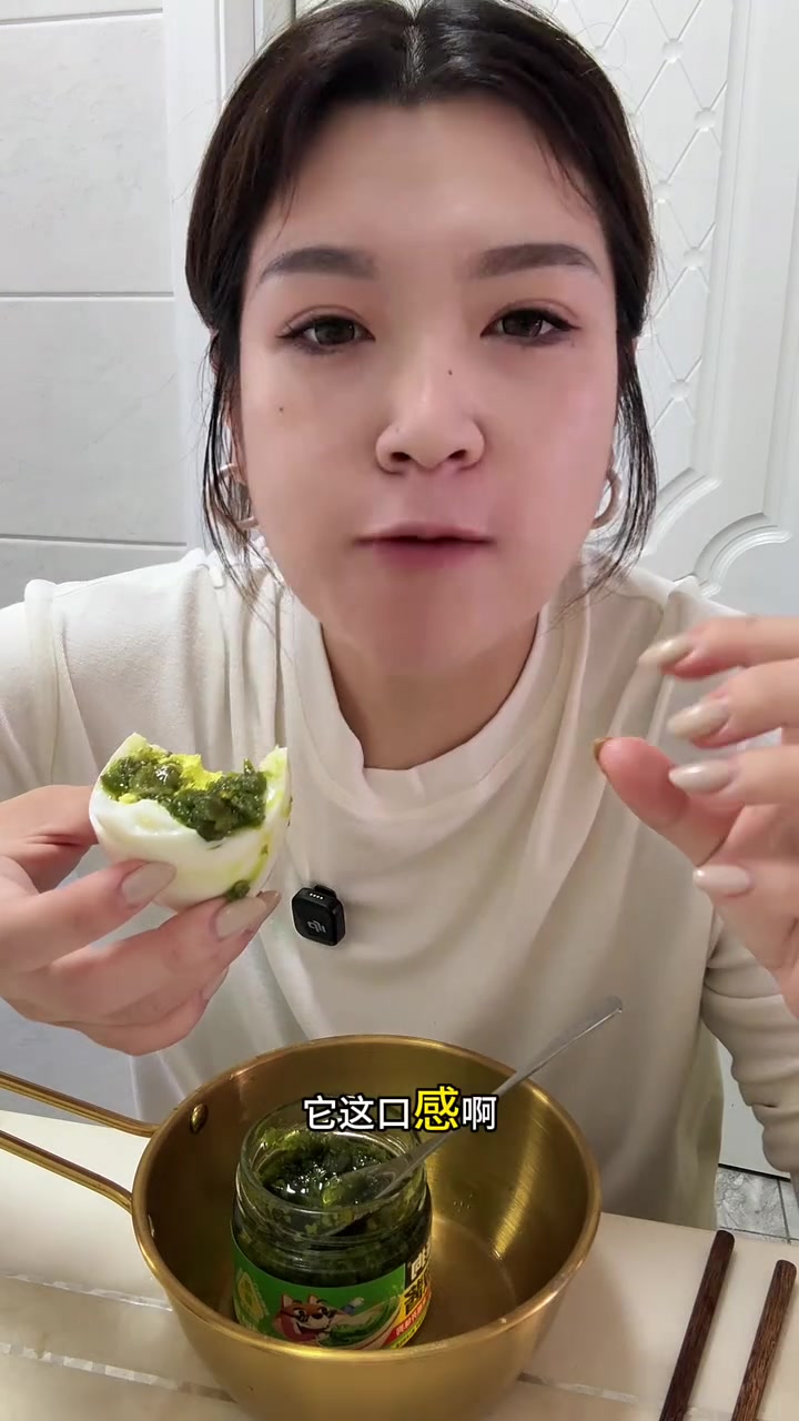 青椒酱清脆爽口搭鸡蛋鹅蛋最好吃了～夹个馍拌个饭拌个面也是嘎嘎地～#开味狗青椒酱 #青椒酱拌
