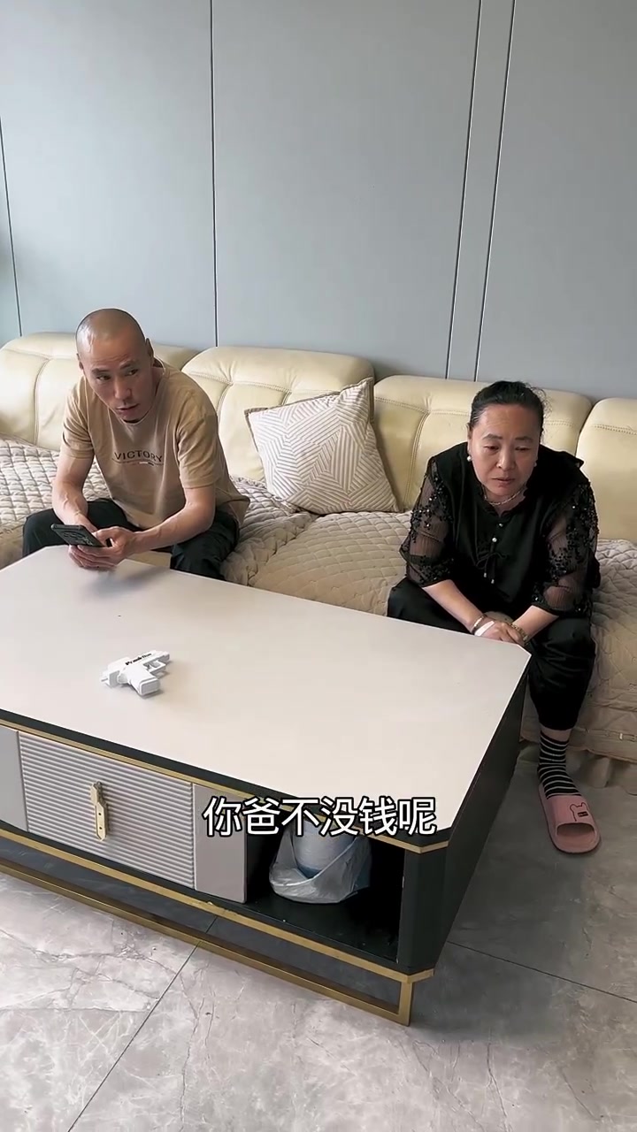婆婆病好了也需要一直吃药治疗,公公置办完冰糕设备又想烤鱿鱼,娘家爸又要钱卖菜,五千块钱得进