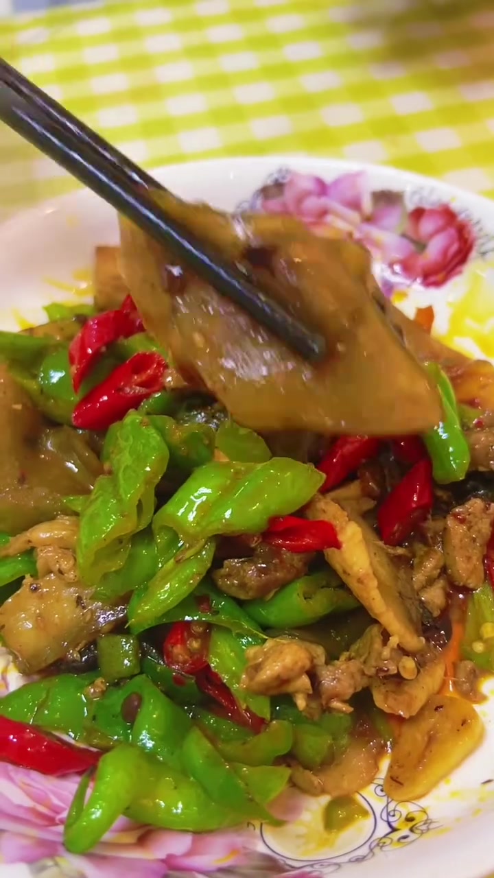 今天给做了红薯粉皮辣椒炒肉,太下饭了 #红薯粉皮 #农家手工粉皮 #家常炖菜必备 #记录真