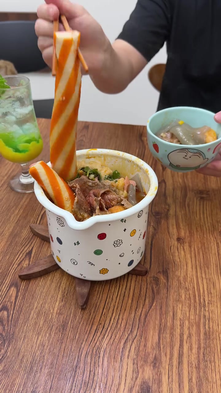 凌晨两点,给老婆做豪华麻辣虾滑小火锅……#老铁解馋大会 #夜宵吃什么 #虾滑的神仙吃法 #