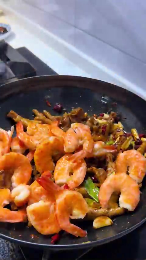 干锅凤爪虾在家做，好吃，经济又实惠