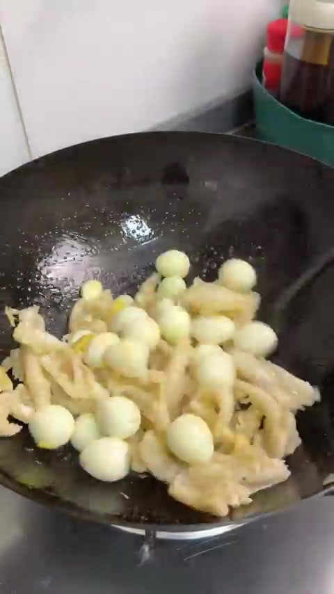 晚饭时间,无骨鸭掌炒辣椒!