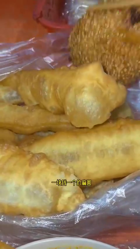 如果吃油条和稀饭的话，三四块钱就行了
