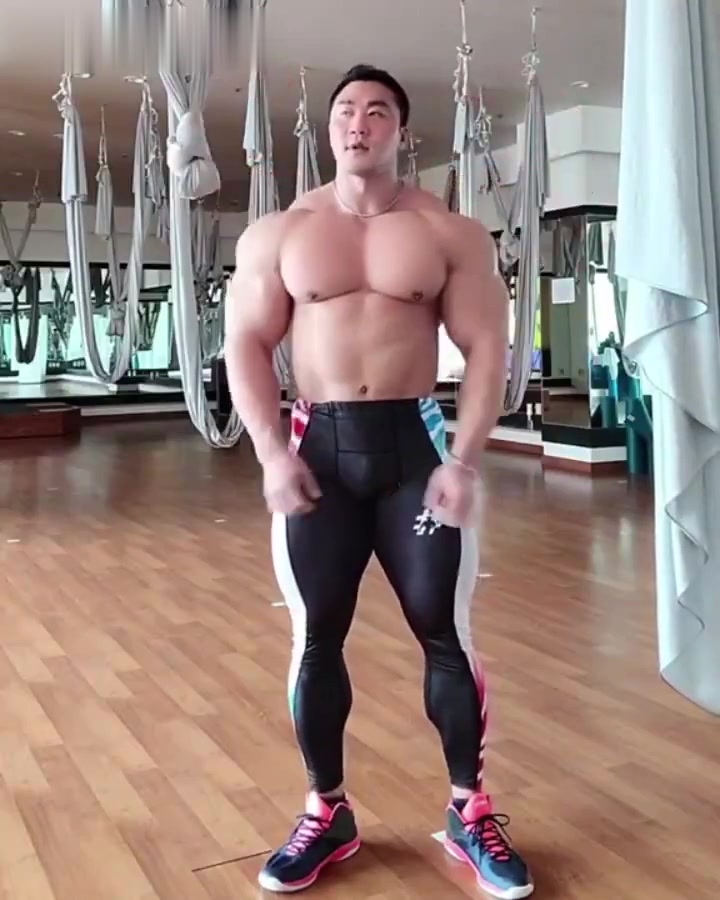 健壮无比的超级肌肉男！