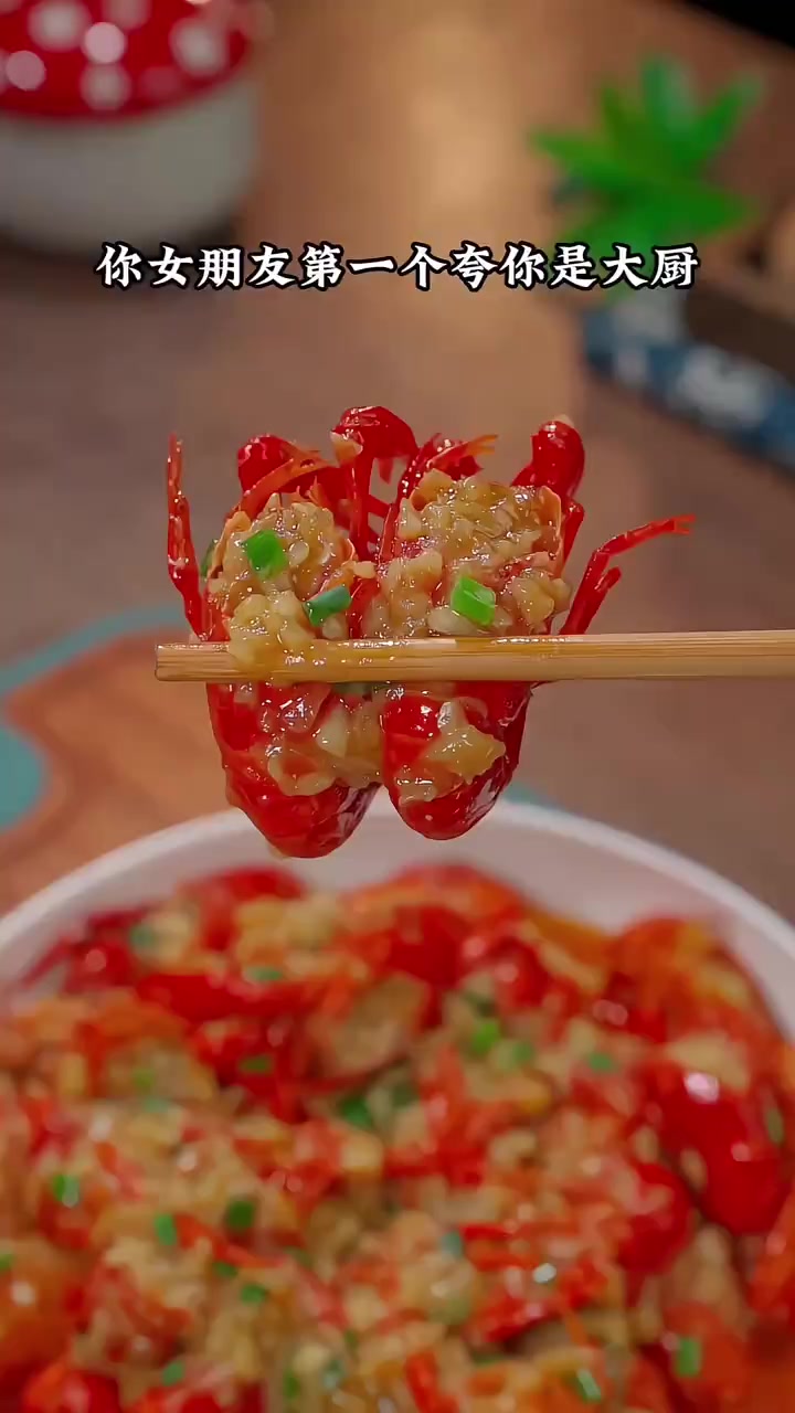这样做的小龙虾蒜香浓郁，一口一个，好吃到舔手指~