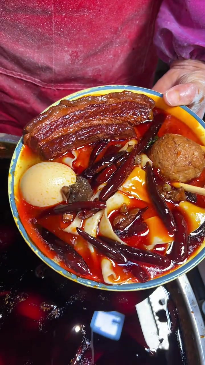 安徽太和板面,越辣越好吃,大碗的板面 大糊的油 大糊的肉 搭配大糊的辣椒#太和板面#牛肉板