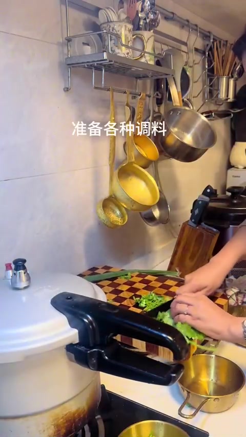 新鲜土鸡配芒康松茸,人间美味!