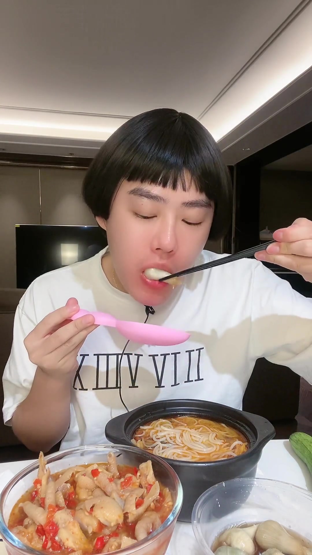 年纪大掉头发好难过，啃无骨鸡爪缓解下