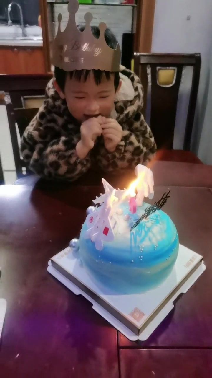 宝宝满6周岁，在家做个简单蛋糕过生日