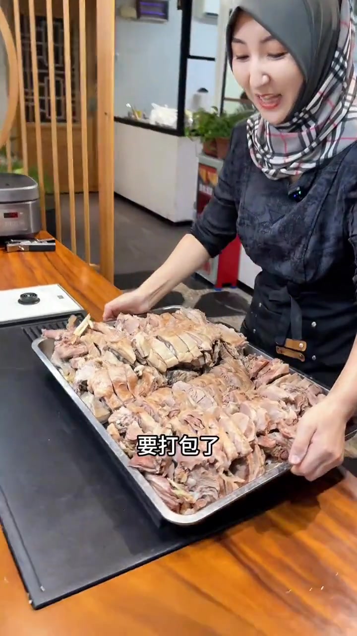 先贤寺的纪念活动,有地道的清真手抓羊肉