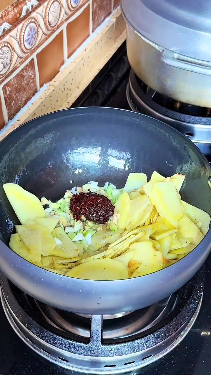 家常菜之干锅土豆片，素炒土豆做法分享