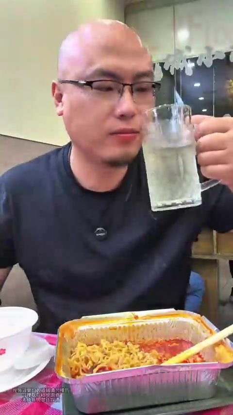 和老婆儿子爬山后吃沸腾鱼火锅配冰镇清酒,太爽了!