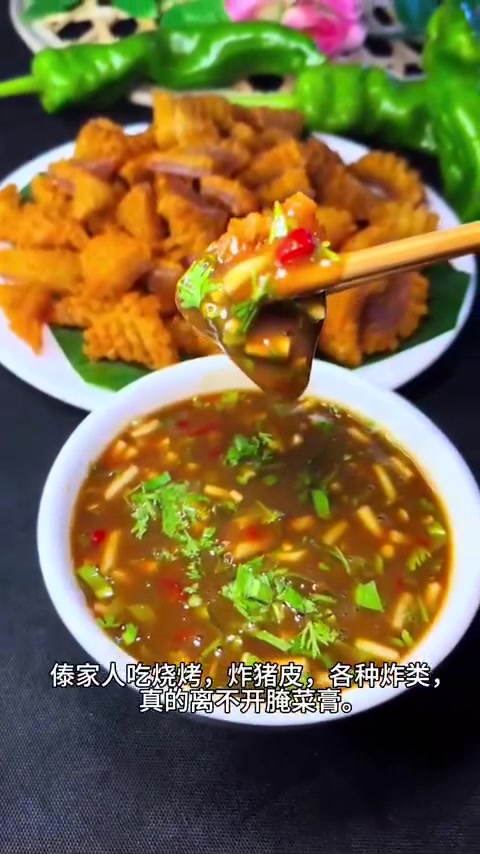 在德宏吃烧烤不能没有腌菜膏