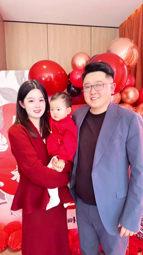 周岁宝宝的第一口蛋糕,妈妈做的仪式感满满,平安喜乐