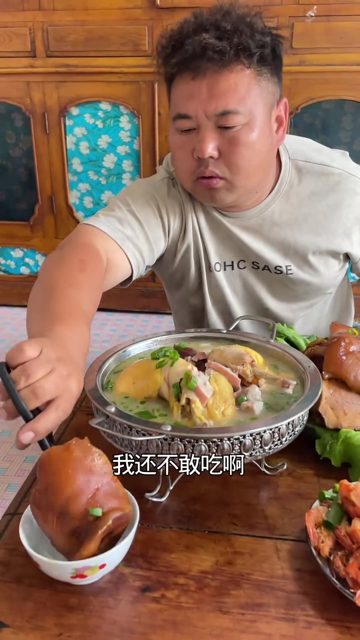 农家硬菜：红烧猪头、肚包鸡、油焖大虾