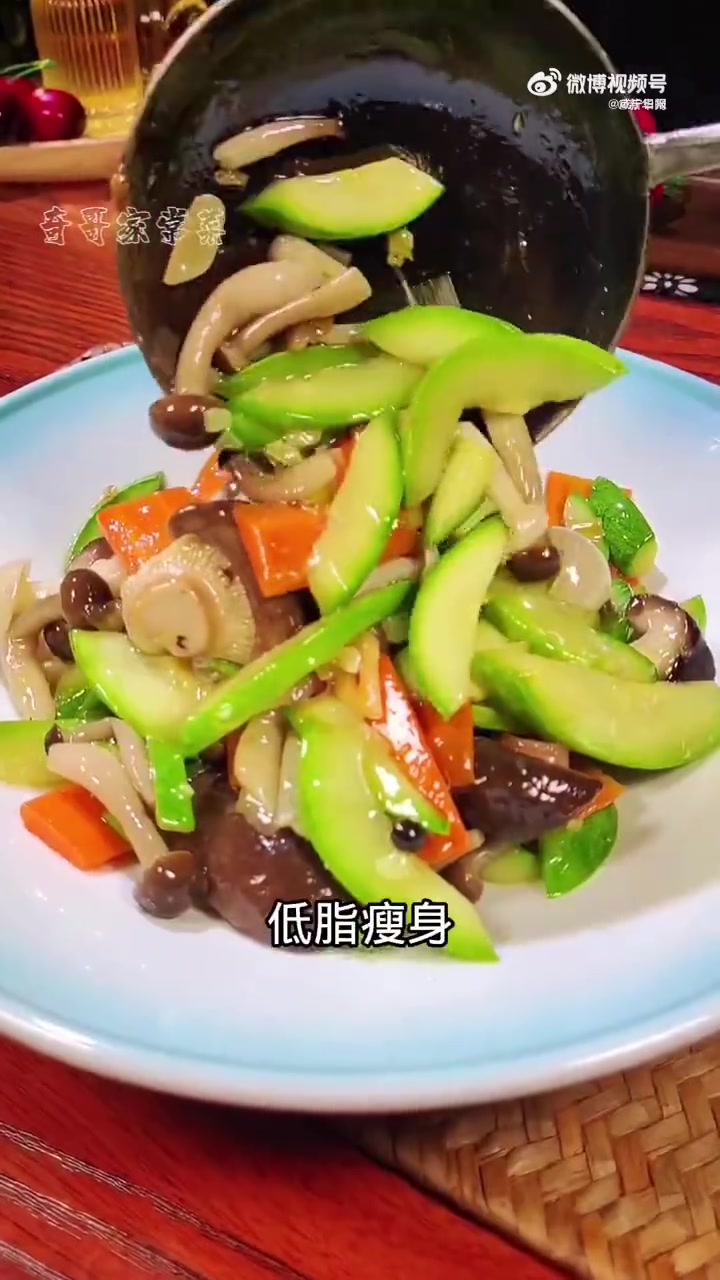 「收藏~#家常养生小炒教程#」一道清爽养胃的养生小炒，清淡不油腻，正适配夏季饮食，老少都适