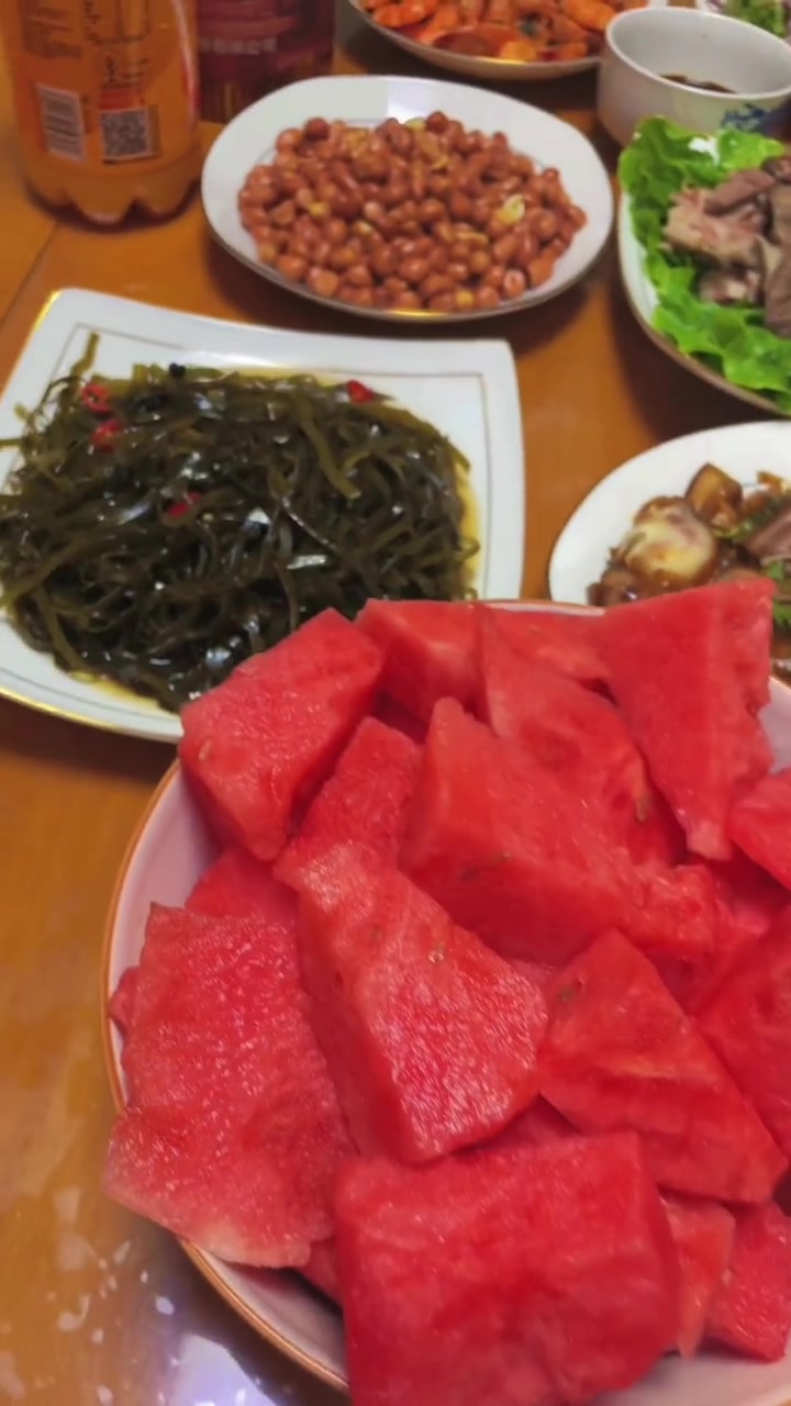祝俺家老李生日快乐，儿媳买了蛋糕和香烟