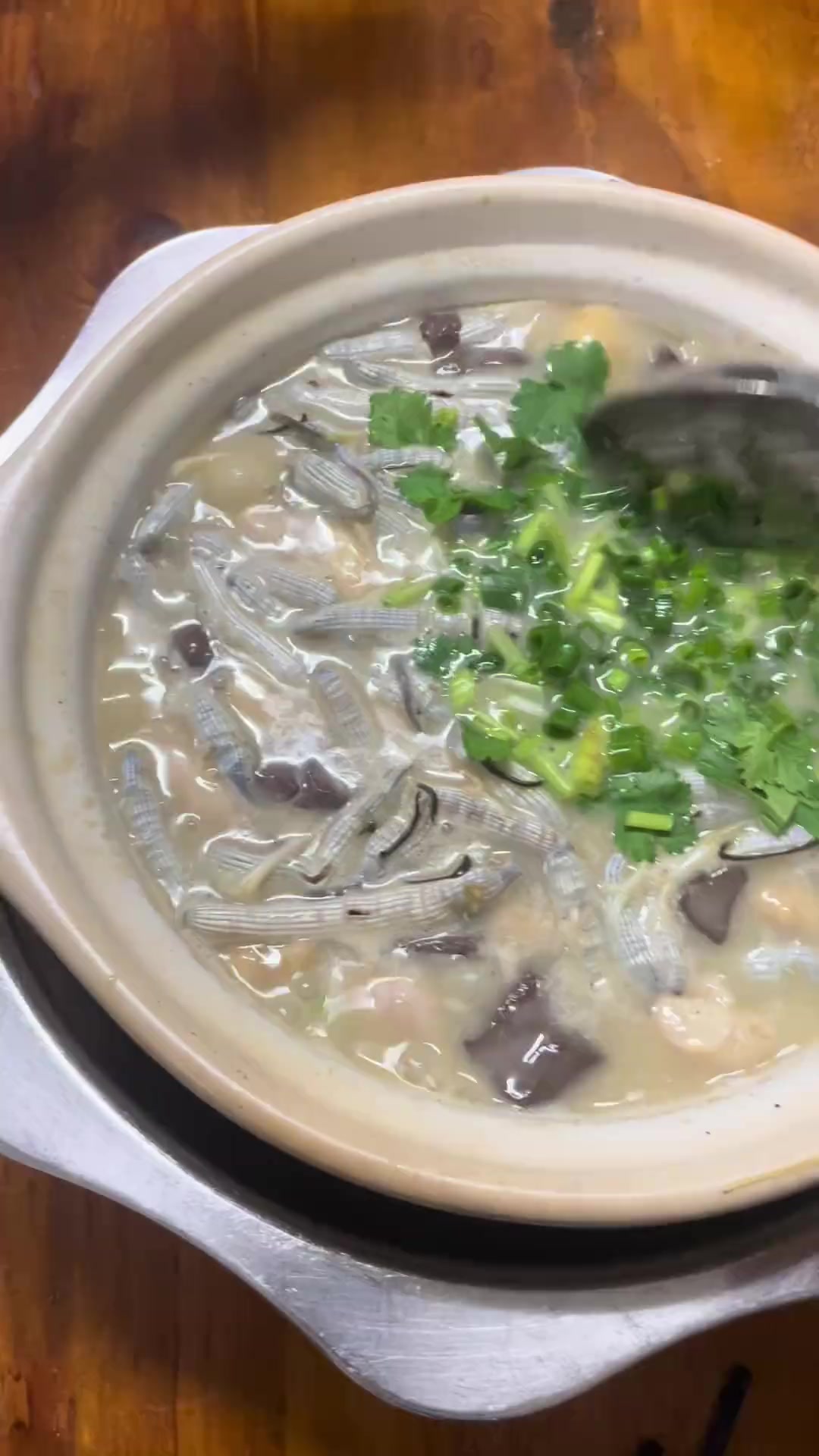 不是湛江人，怎懂泥虫粥配鸡子的妙处