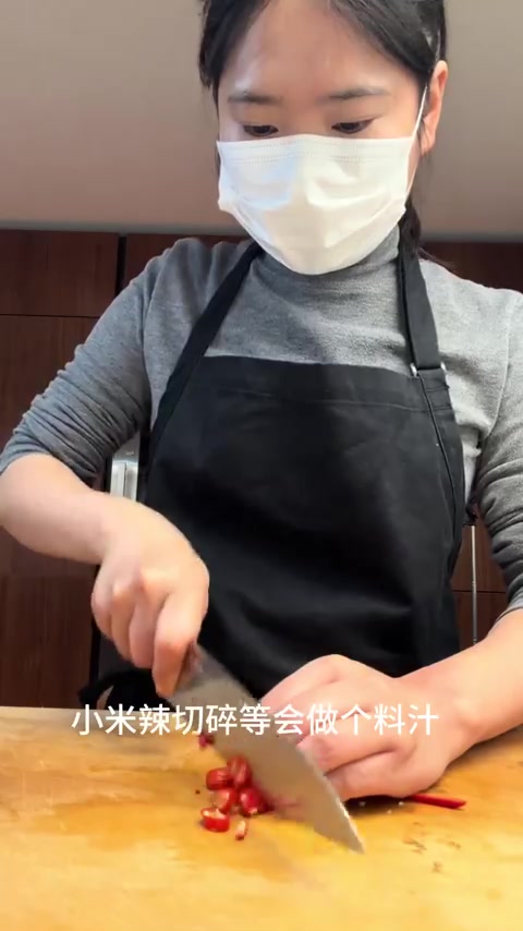 今日菜单：清炖牛肋条、青椒小炒鸡、清炒奶白菜、腊肉炒蒜苗