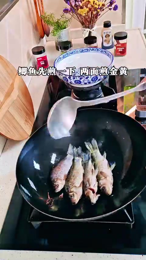 春季适合喝的鲫鱼豆腐汤,无骨浓白,营养健康,老少都爱