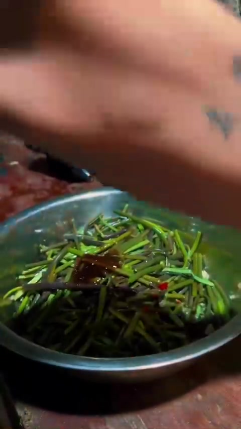 这样拌出来的蕨菜嘎嘣脆，包你能多吃三碗米饭