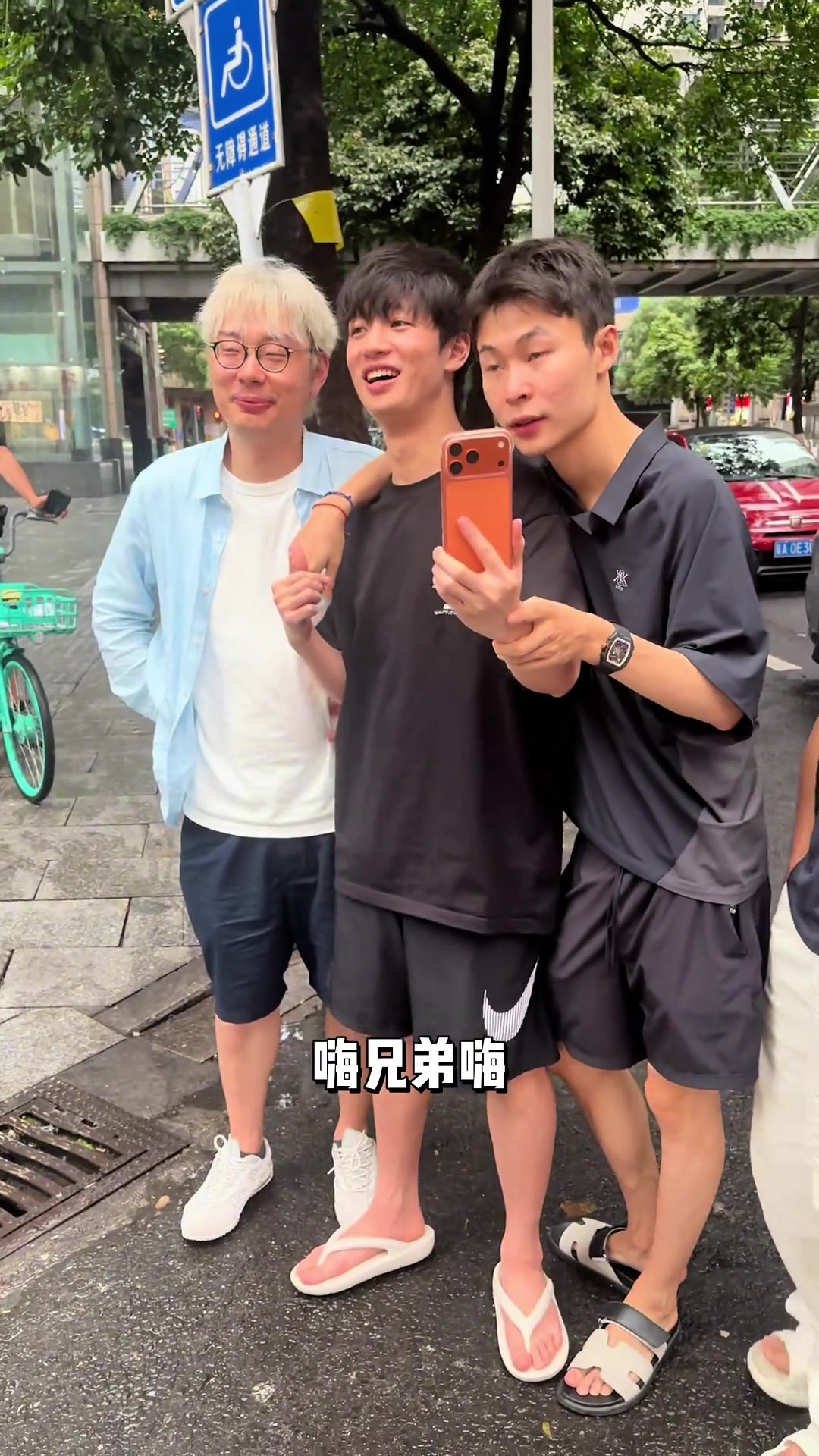 广州路边随便拉个人都认识人字拖,电子榨菜厂