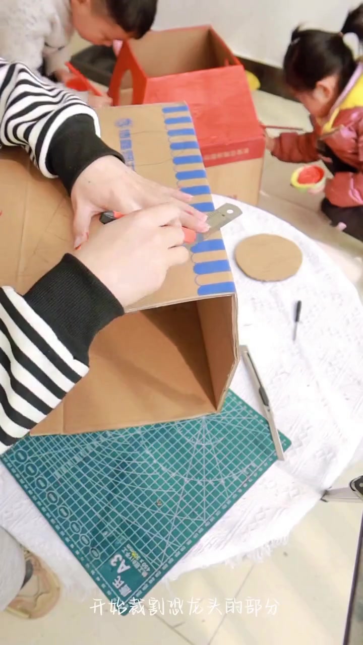 用纸箱做恐龙,记录小宝贝成长的手工日常