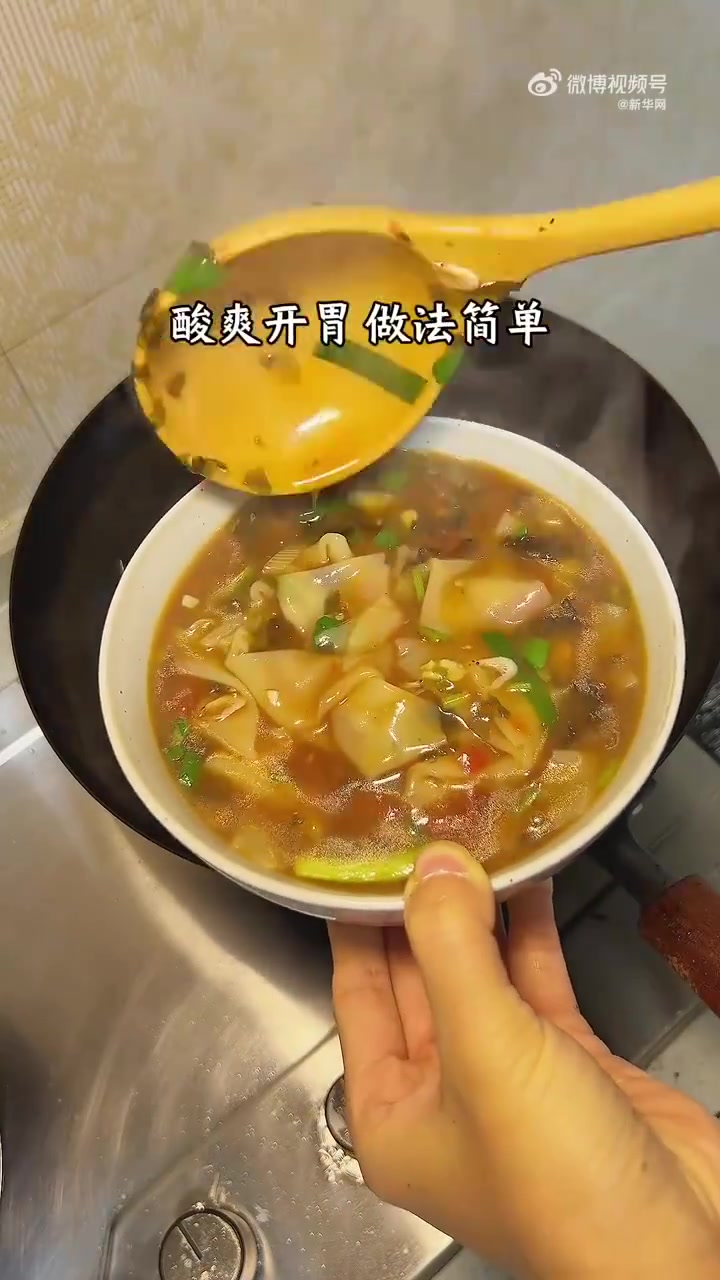 「#美味家常酸汤面片教程#」不知道吃啥的时候，就来碗超解馋的酸汤面片吧！食材简单，新手也能