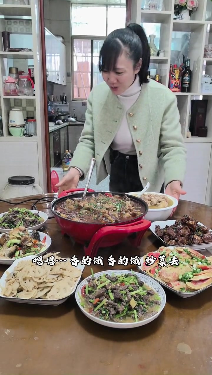 老乡，大年初七，我家客人来拜第二次年了，炒个白菜苔可以开饭了，你们要来呷吗？