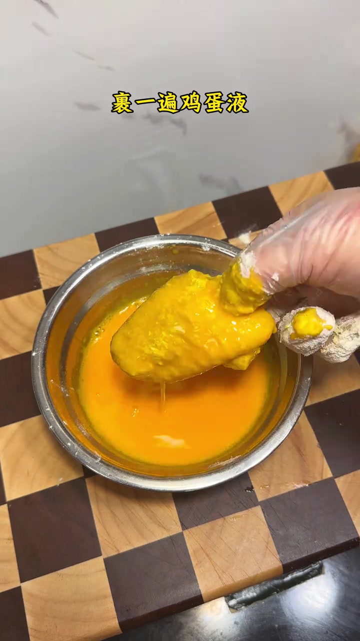 周末孩子想吃脆皮炸鸡，我都是自己在家里给他做，干净卫生又好吃，而且做法还超级简单！#炸鸡翅