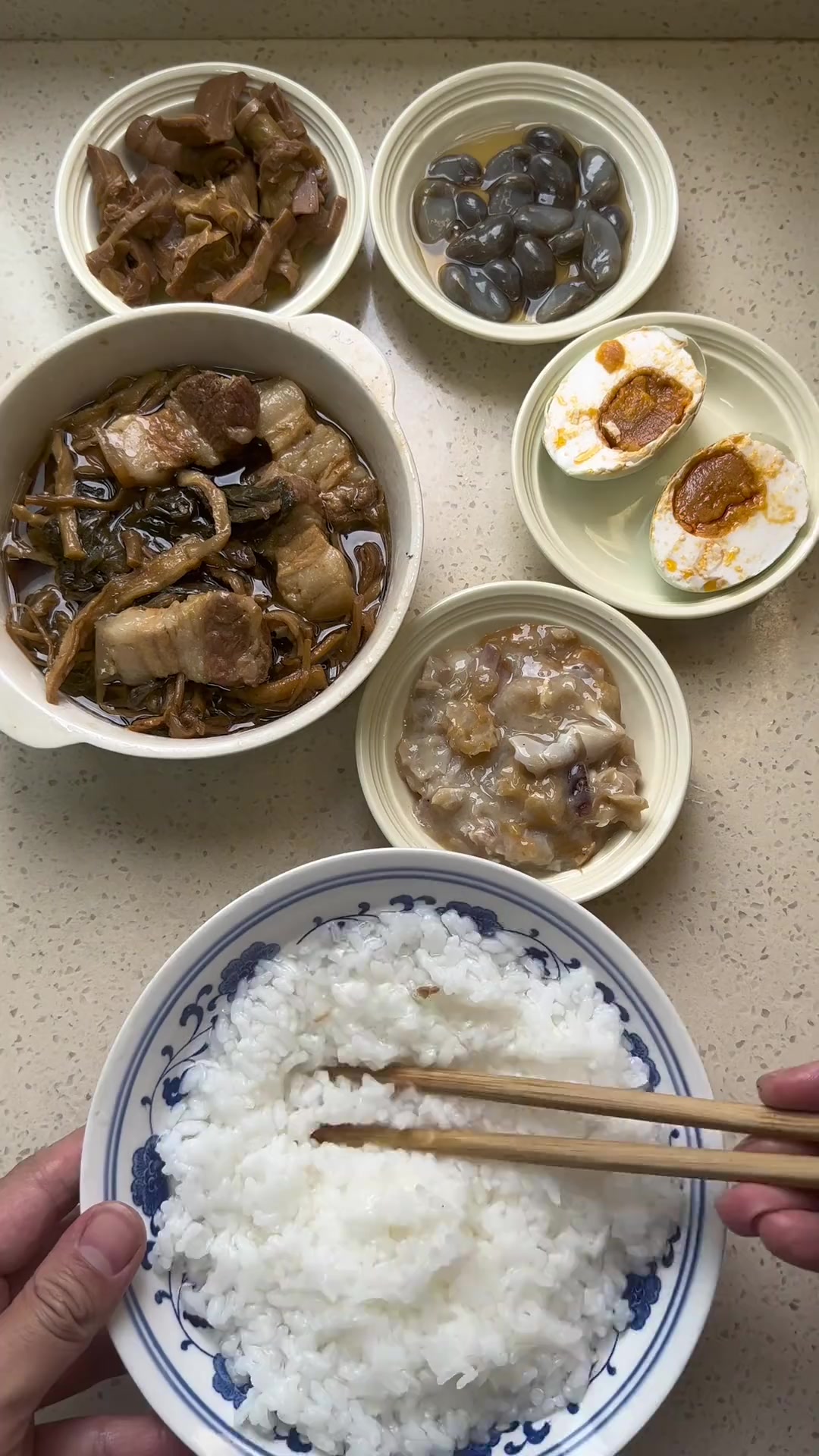 浙江早饭标配：一碗泡饭配几碟小菜