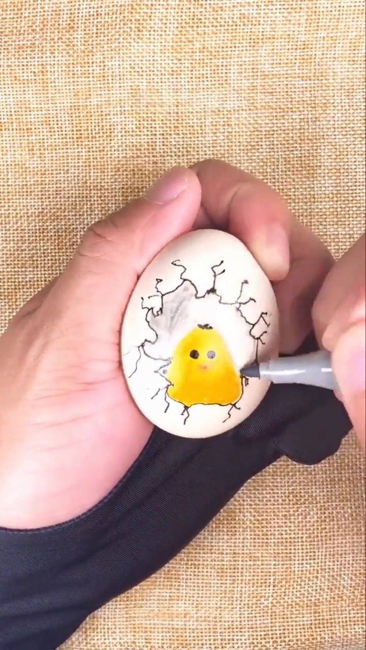 鸡蛋上作画，画一个刚破壳而出小鸡，太可爱了