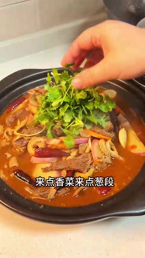 天冷了，在家做个牛三鲜火锅，吃的暖暖和和的