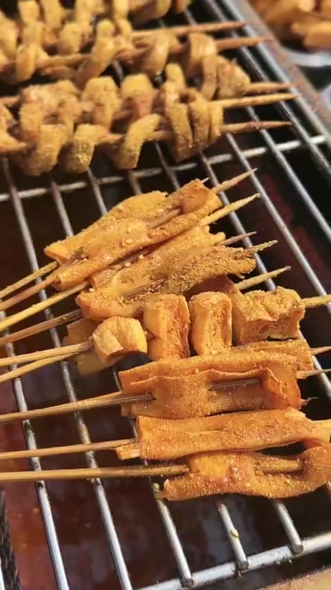 强烈推荐你们来尝一下红油干豆腐串儿嘎嘎香。真的嗷嗷好吃！