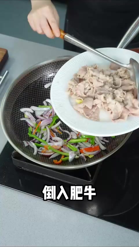 洋葱炒肥牛,鲜香嫩滑。肥牛嫩滑,鲜香味美,吃一口就上瘾