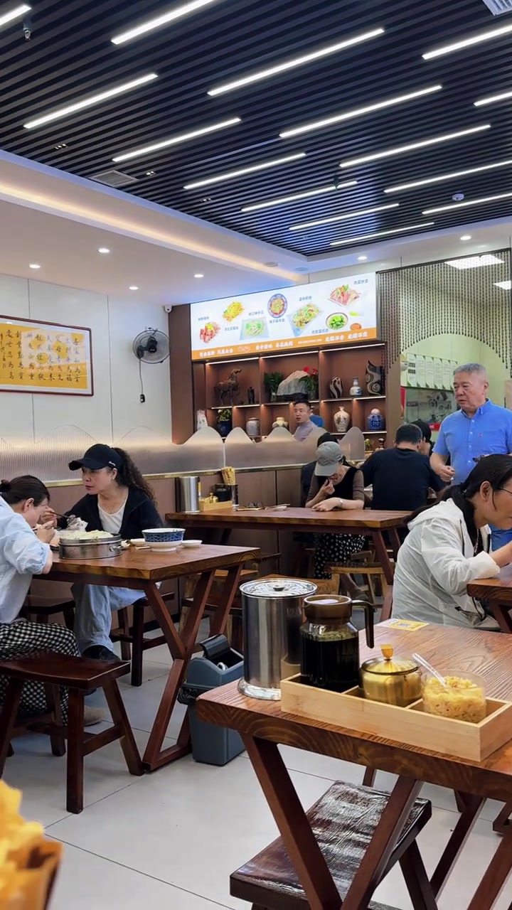 西安人的碳水生活，渭南蒸饺一口就让人上瘾