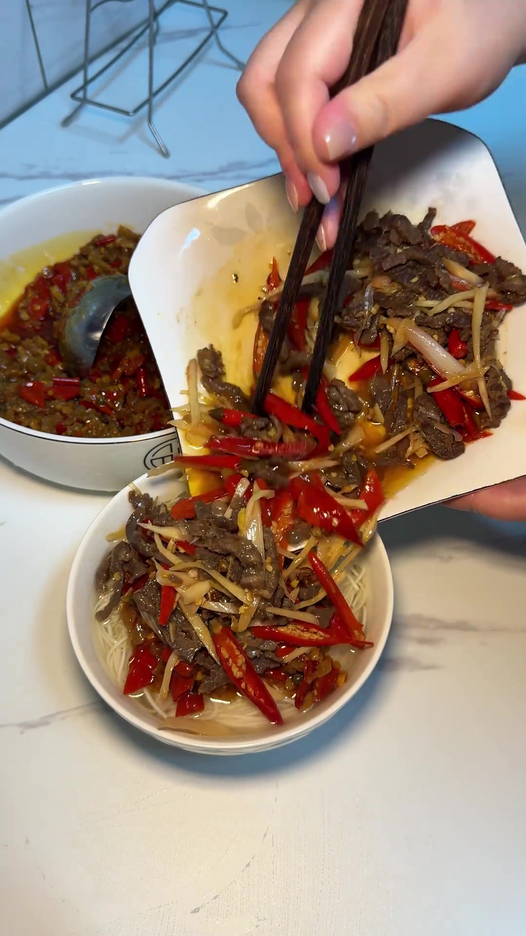 真实记录：给秀群孃孃煮夜宵酸辣牛肉丝面