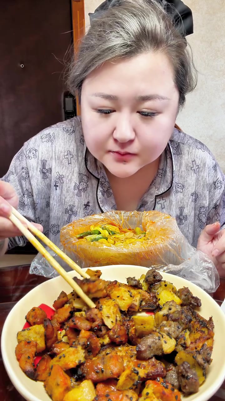东北黏糊麻辣烫！#妈呀太香了 #麻辣烫 #东北老式麻辣烫 #东北黏糊麻辣烫