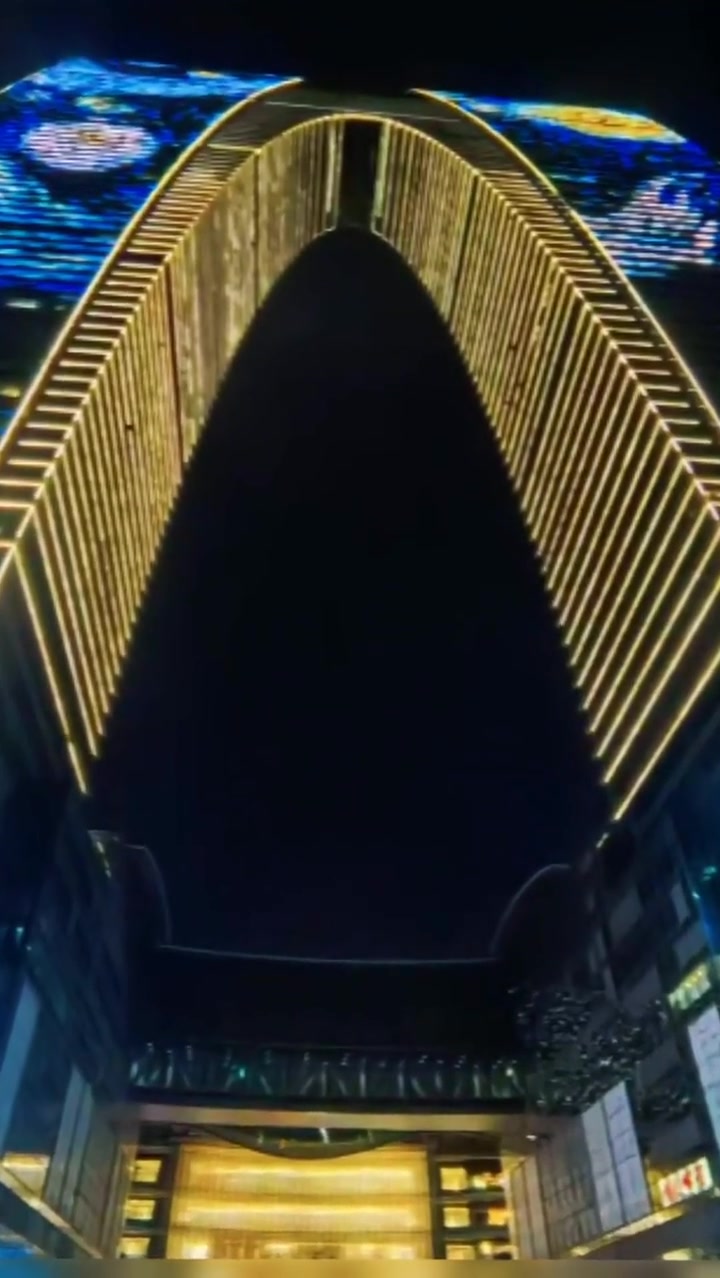 苏州金鸡湖畔的东方之门又叫秋裤楼，高301.8米是世界最大门形建筑