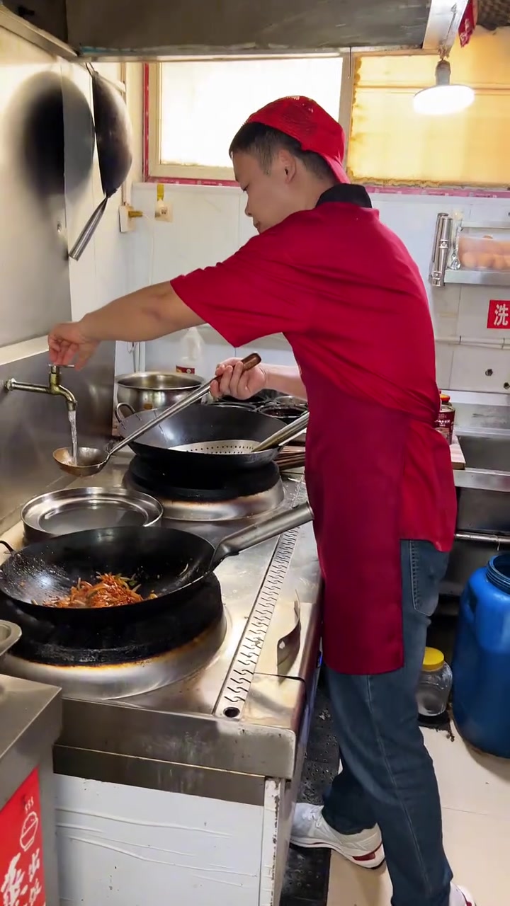 今天教大家做一个面馆里特别好卖的——鸡蛋炒刀削面,我是拉面时哥,在河南漯河拉面,已经做了1