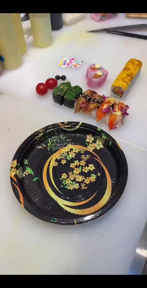 摆盘来啦!芝士卷海草寿司等多种寿司摆盘