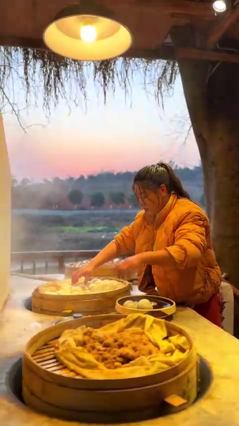 传统农家年夜饭菜单：山药土鸡汤、莲藕排骨汤等烟花春晚